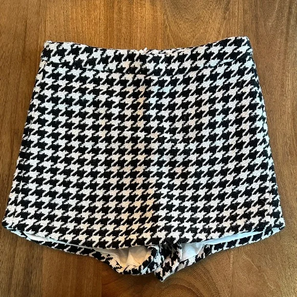 Pink Lily Black & White Houndstooth Women's skort - Picture 1 of 3